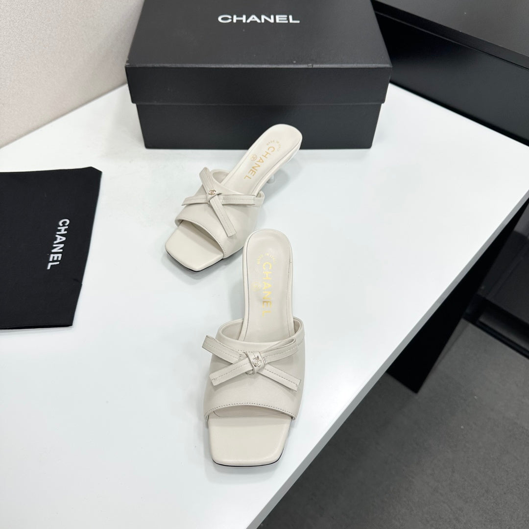CHANEL 26S HIGH HEEL MULE SANDALS 50 MM IN WHITE LAMBSKIN WITH BOW DETAIL