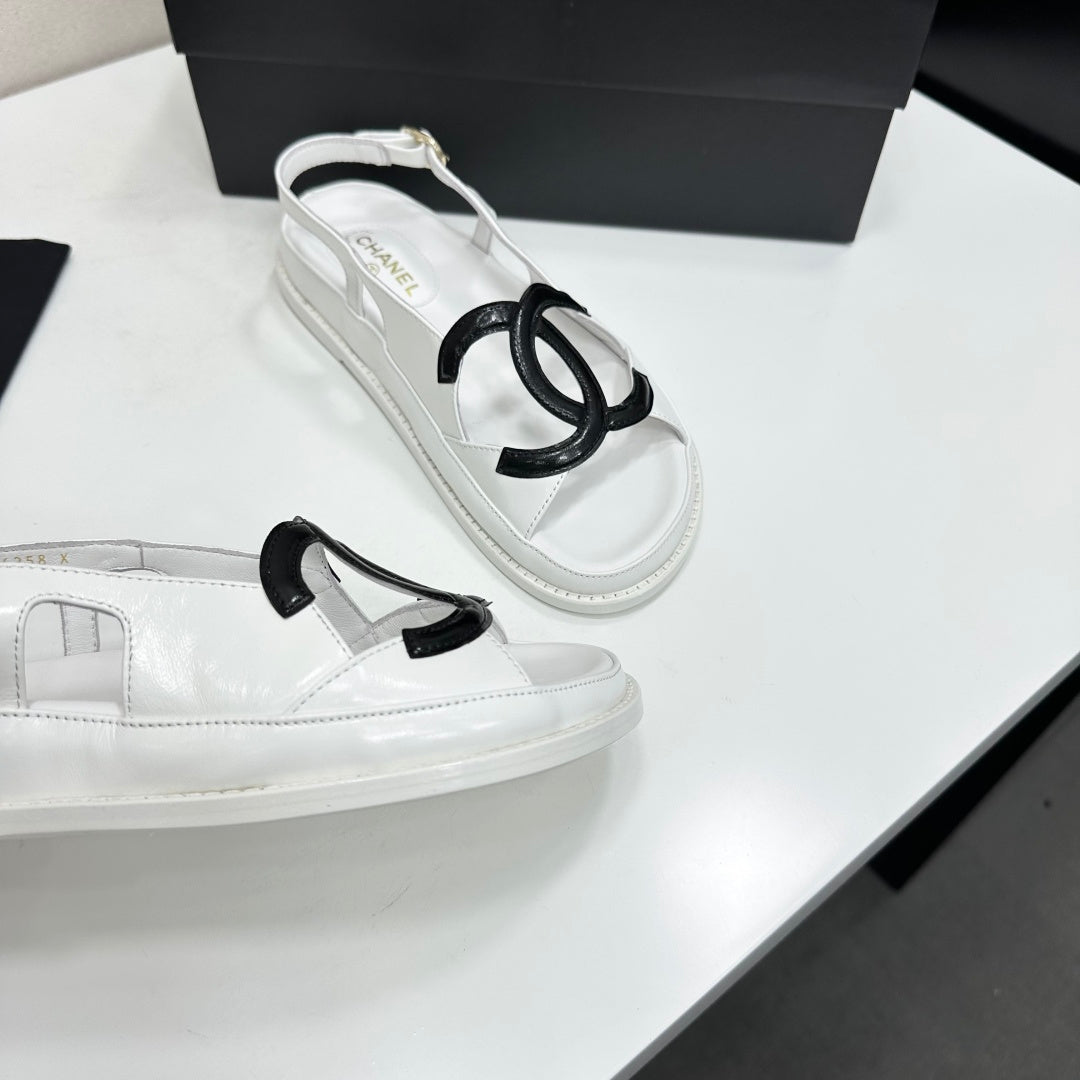CHANEL 26S FLAT SANDALS IN WHITE LAMBSKIN WITH BLACK OVERSIZED CC LOGO