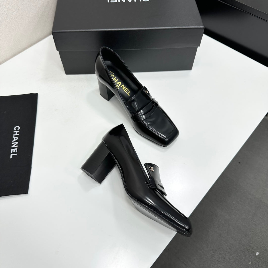 CHANEL 26S LOAFER PUMPS IN BLACK PATENT CALFSKIN