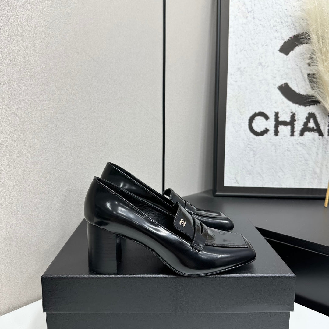 CHANEL 26S LOAFER PUMPS IN BLACK PATENT CALFSKIN