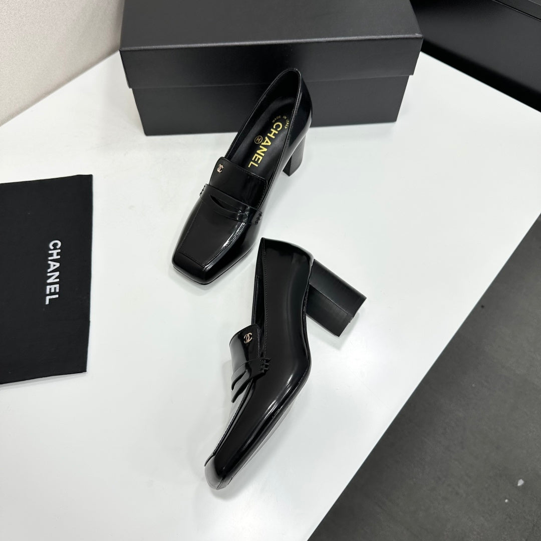 CHANEL 26S LOAFER PUMPS IN BLACK PATENT CALFSKIN