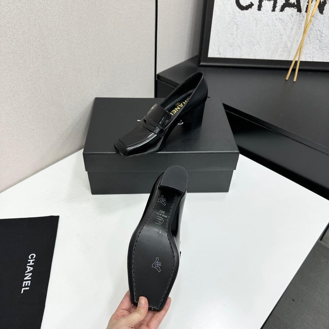 CHANEL 26S LOAFER PUMPS IN BLACK PATENT CALFSKIN