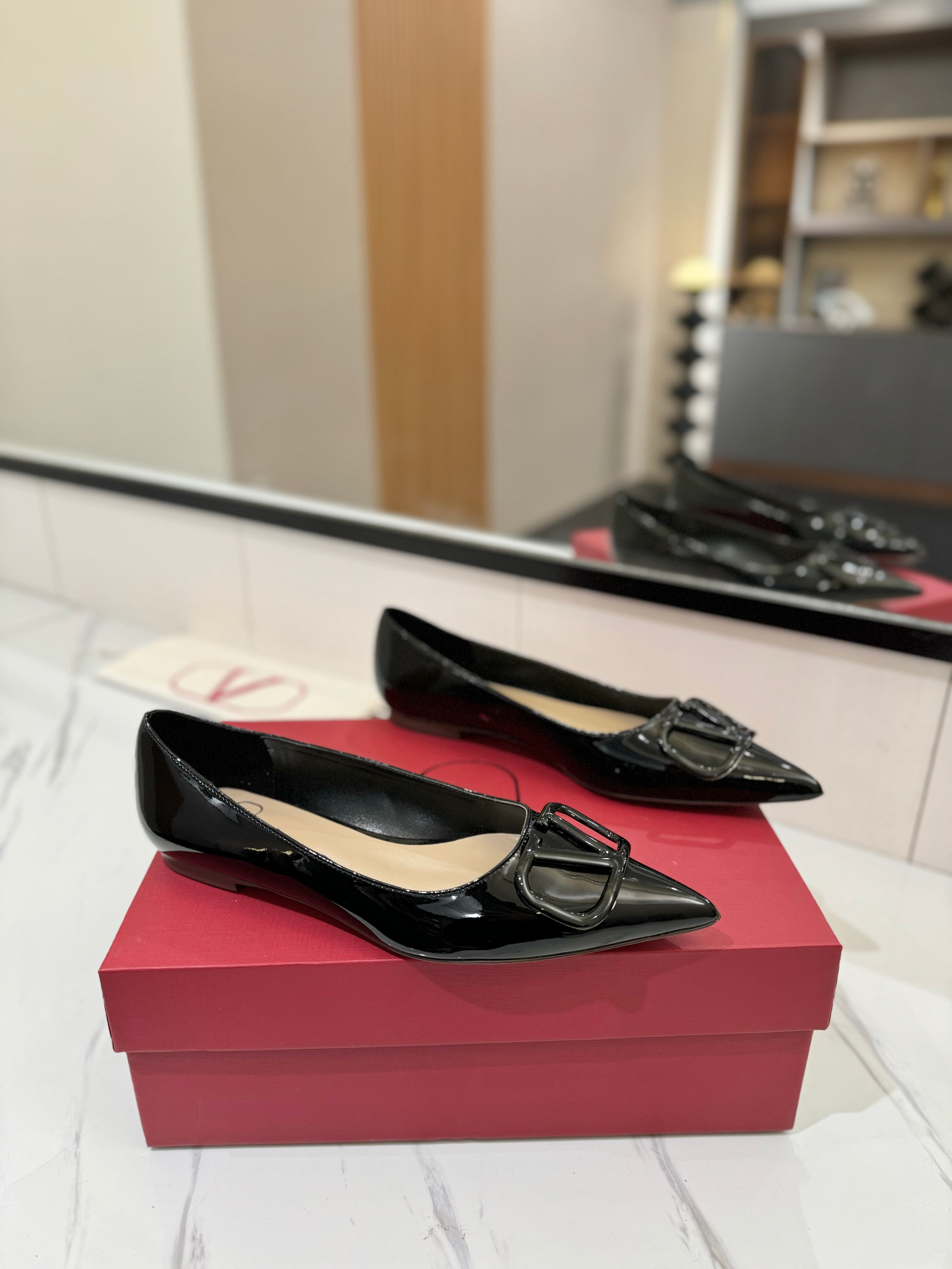 VALENTINO 26S BALLET FLATS IN BLACK PATENT CALFSKIN