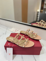 VALENTINO 26S SANDALS IN BEIGE PINK PATENT CALFSKIN WITH GOLD STUDS