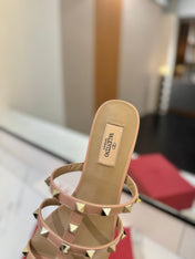VALENTINO 26S SANDALS IN BEIGE PINK PATENT CALFSKIN WITH GOLD STUDS