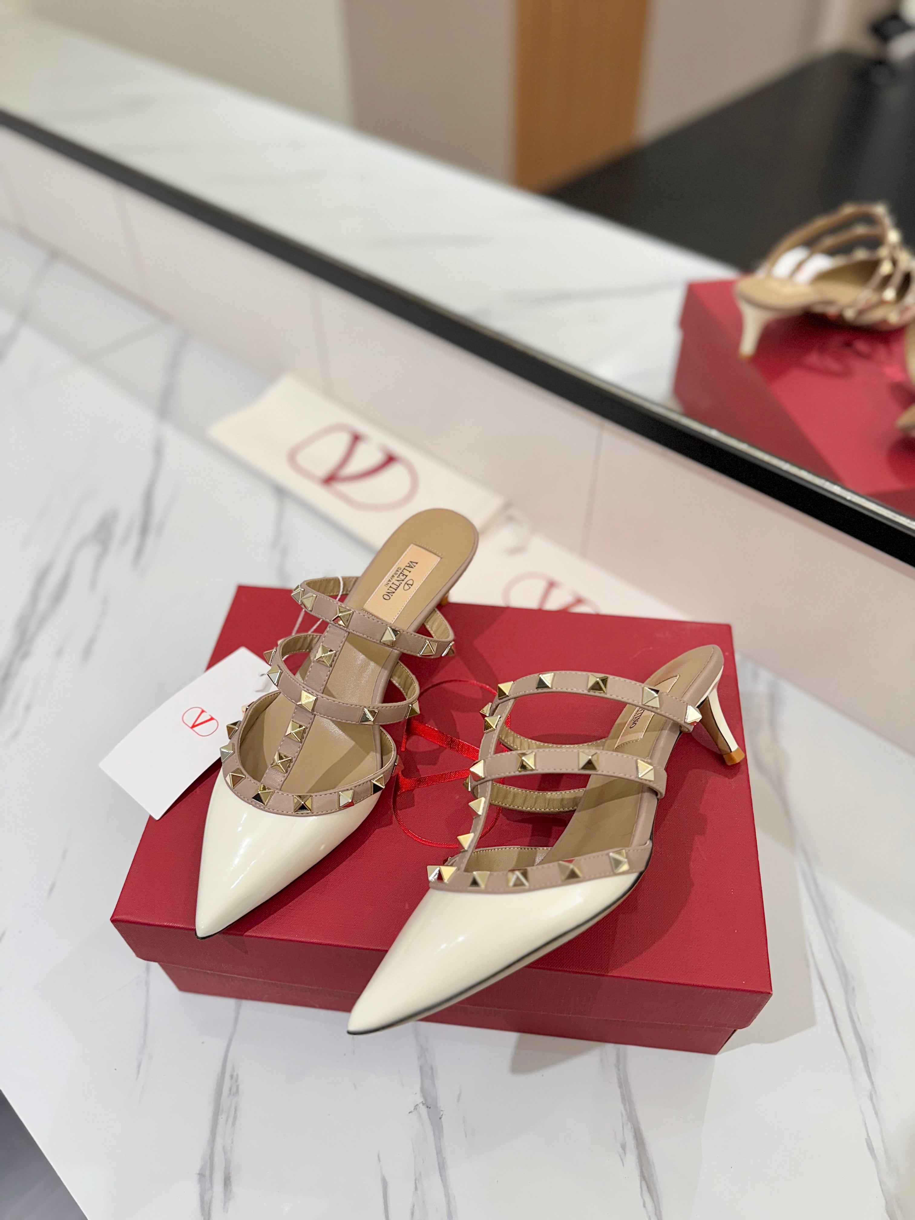 VALENTINO 26S STUDDED HEELED MULES 50 MM IN WHITE PATENT CALFSKIN