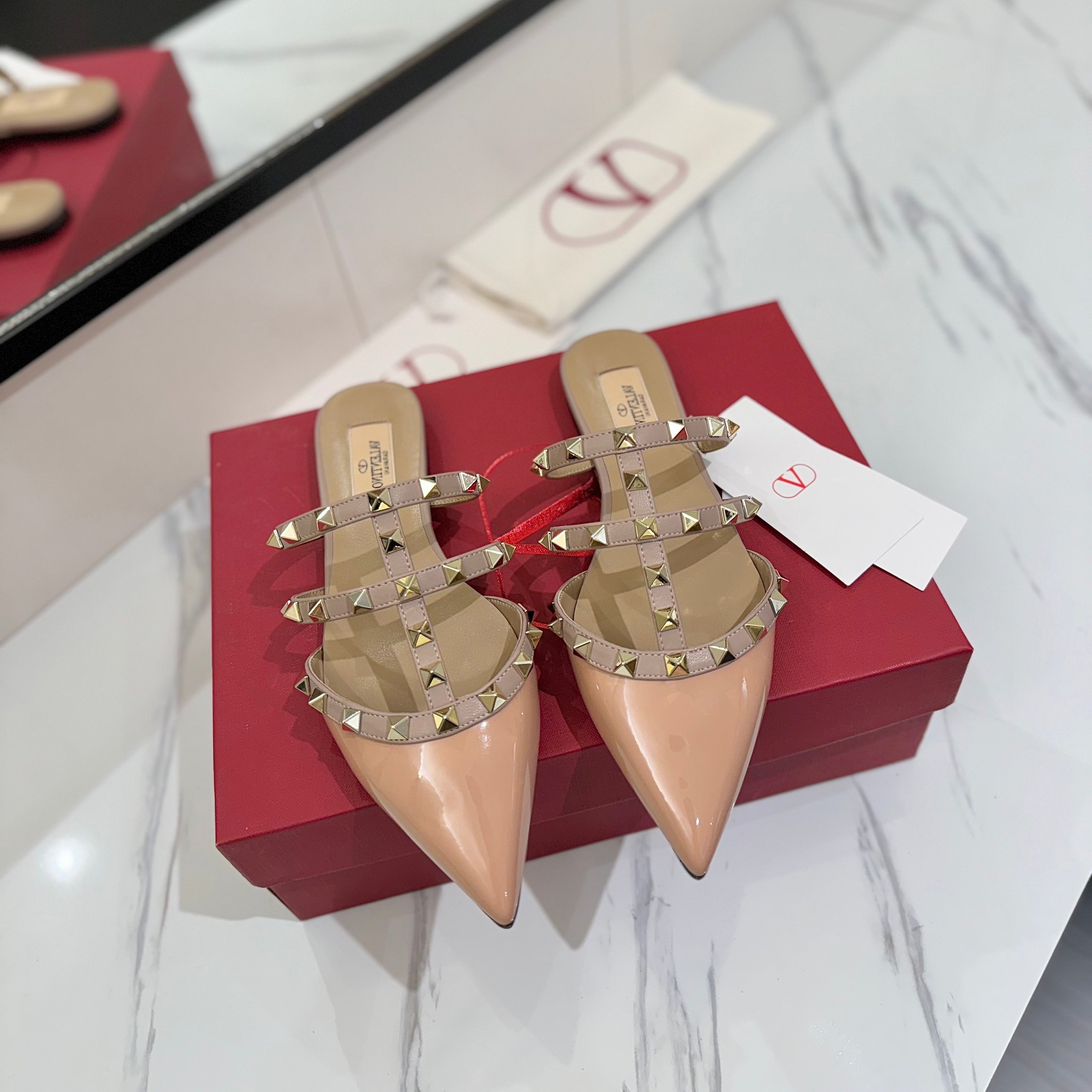 VALENTINO 26S STUDDED FLAT MULES IN BEIGE PINK PATENT CALFSKIN