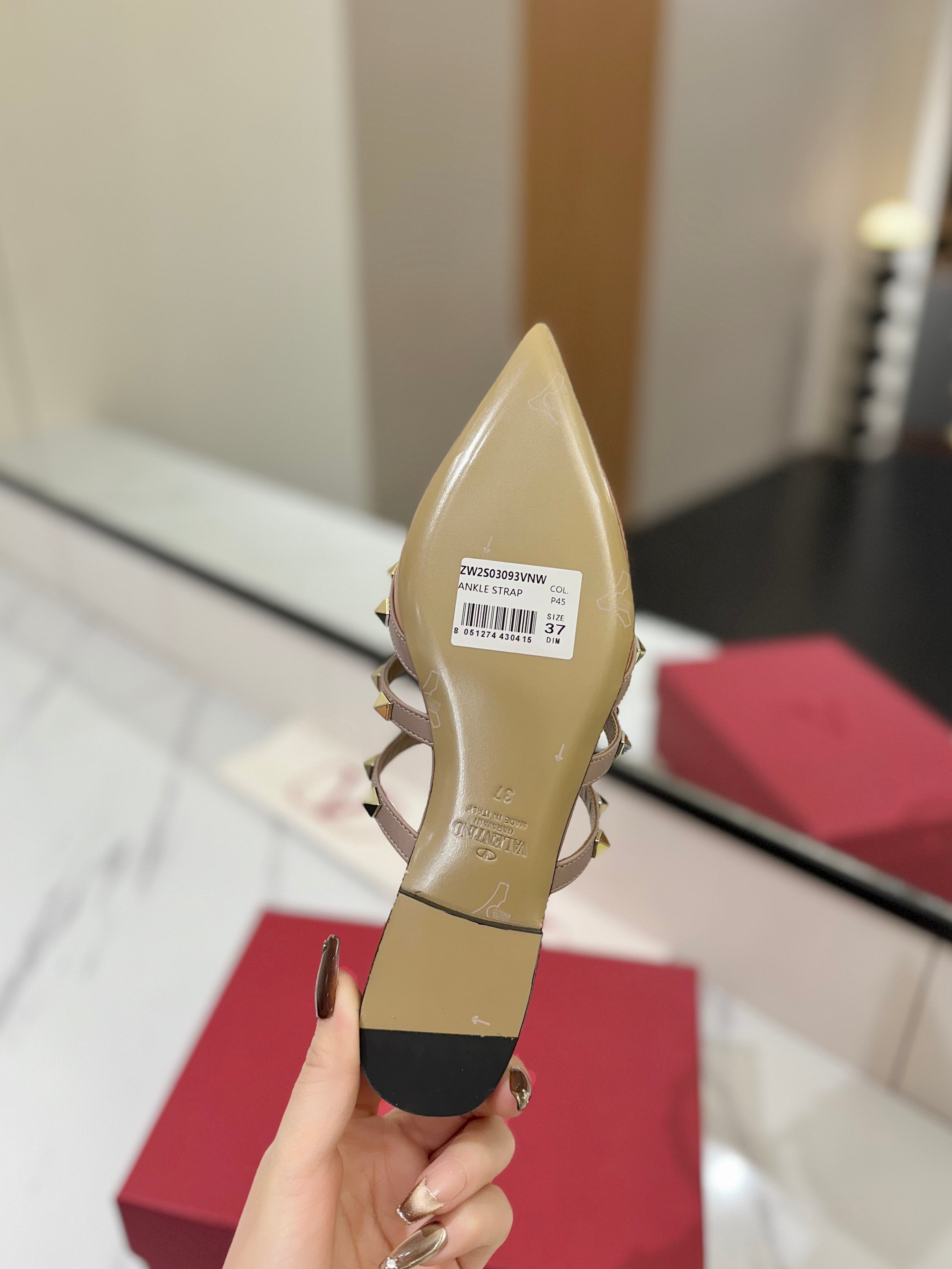 VALENTINO 26S STUDDED FLAT MULES IN BEIGE PINK PATENT CALFSKIN