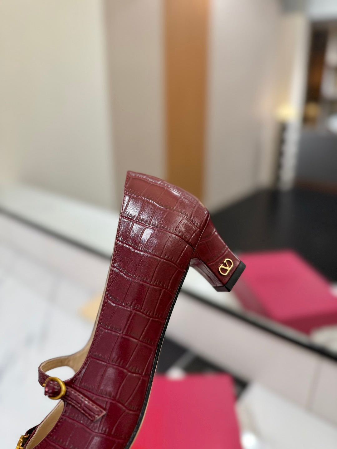 VLTN VLOGO SIGNATURE ROUND-TOE HEELS 25S IN DARK RED LAMBSKIN SNAKE-EMBOSSED