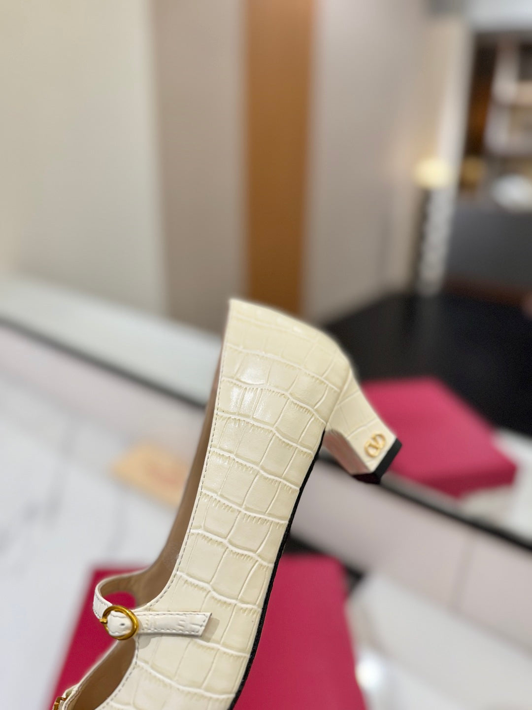 VLTN VLOGO SIGNATURE ROUND-TOE HEELS 25S IN CREAM WHITE LAMBSKIN SNAKE-EMBOSSED