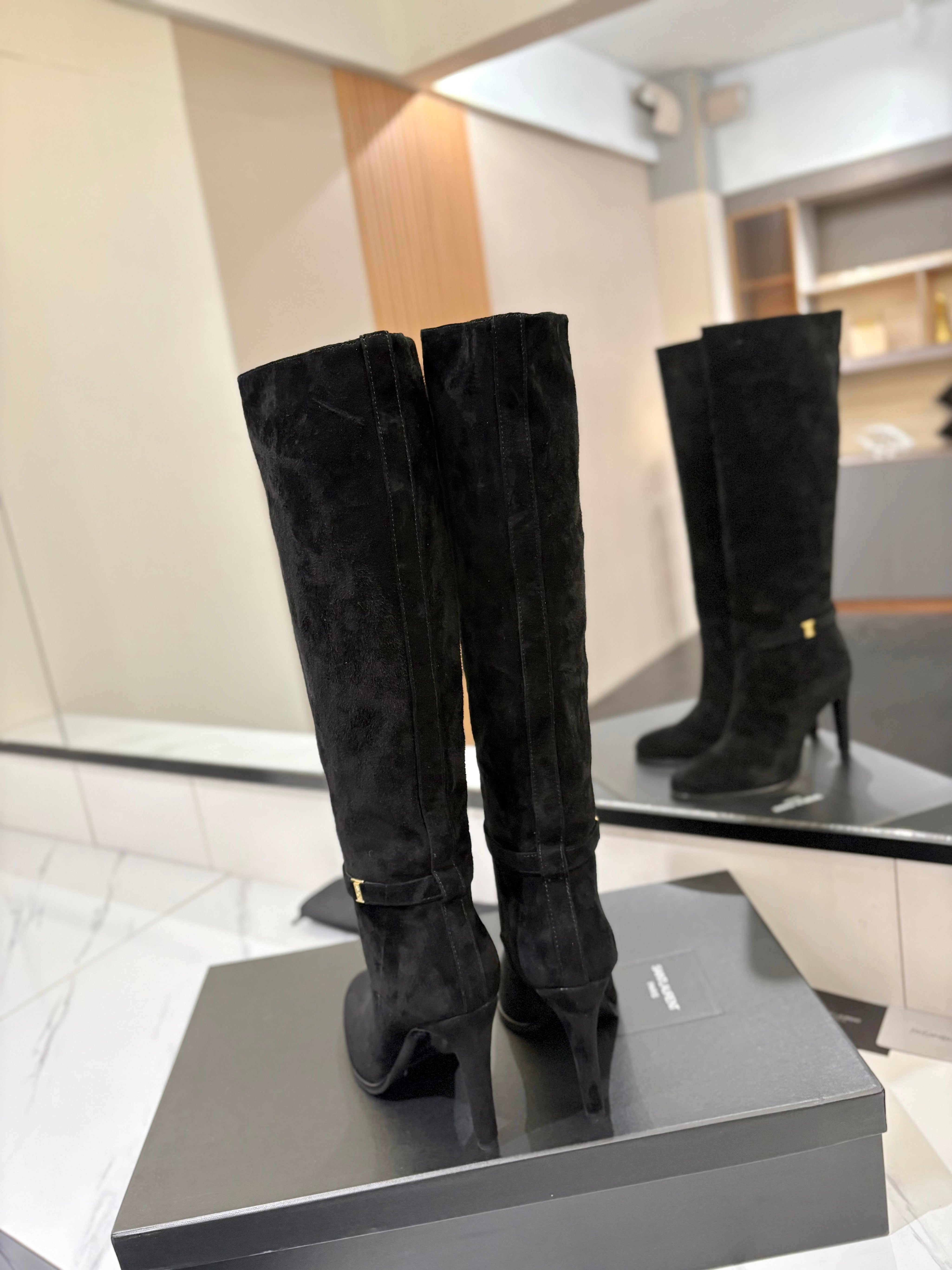 YSL 26S KNEE-HIGH BOOTS 95 MM IN BLACK SUEDE