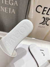 LOEWE 26S PEBBLE SLIDE IN WHITE CALFSKIN GOLD HARDWARE