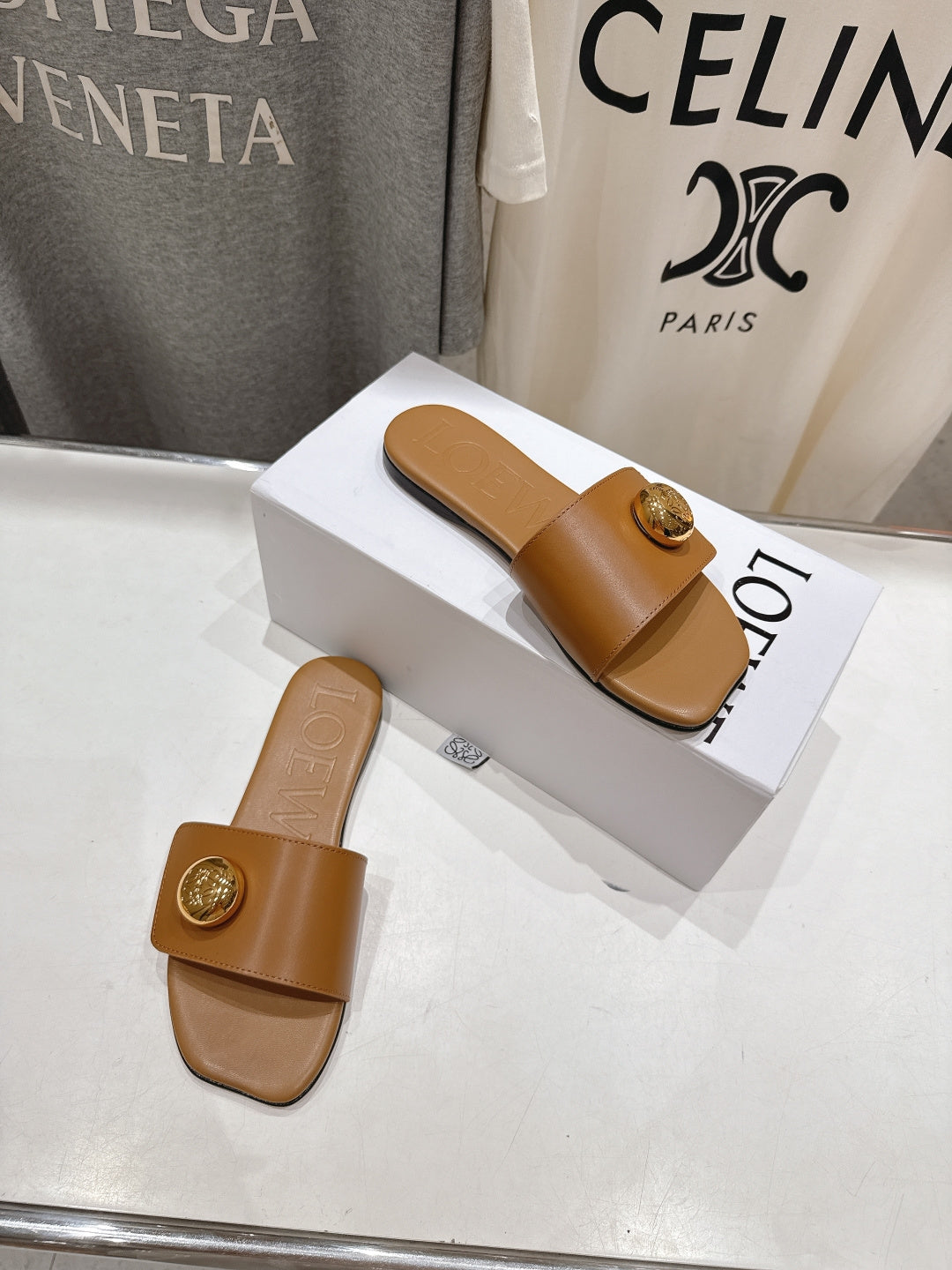 LOEWE 26S PEBBLE SLIDE IN CAMEL BROWN CALFSKIN GOLD HARDWARE