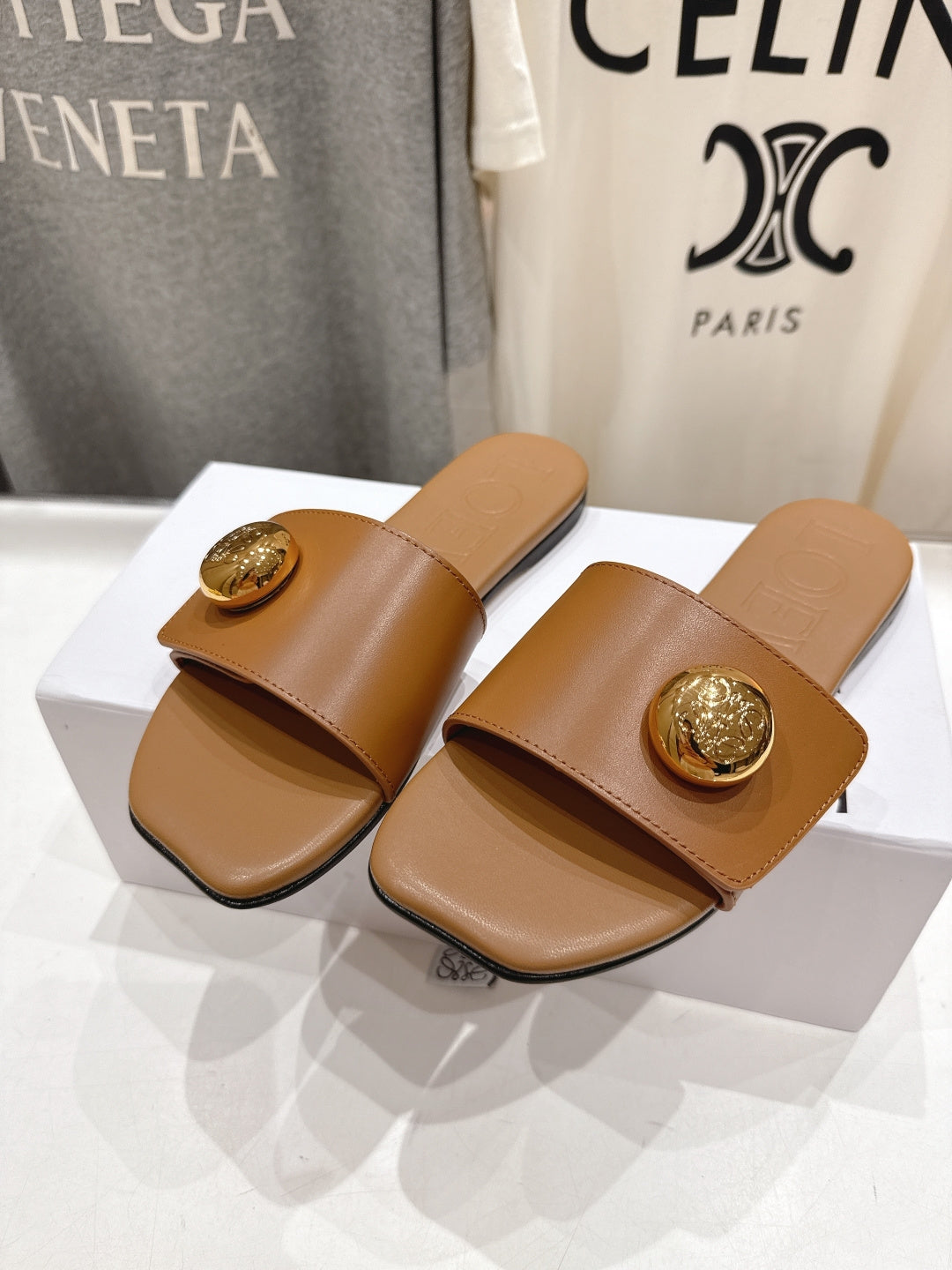 LOEWE 26S PEBBLE SLIDE IN CAMEL BROWN CALFSKIN GOLD HARDWARE