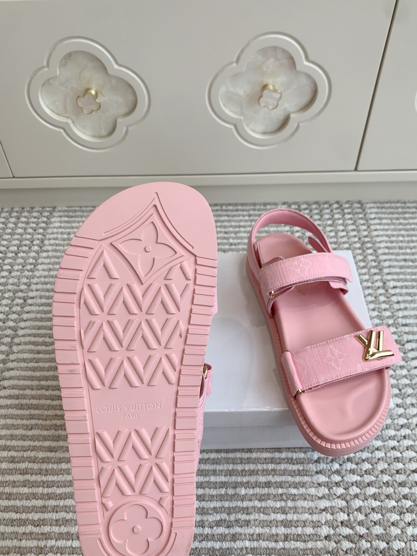 LV SANDALS 25S IN LIGHT PINK DENIM AND CALFSKIN WITH GOLD HARDWARE