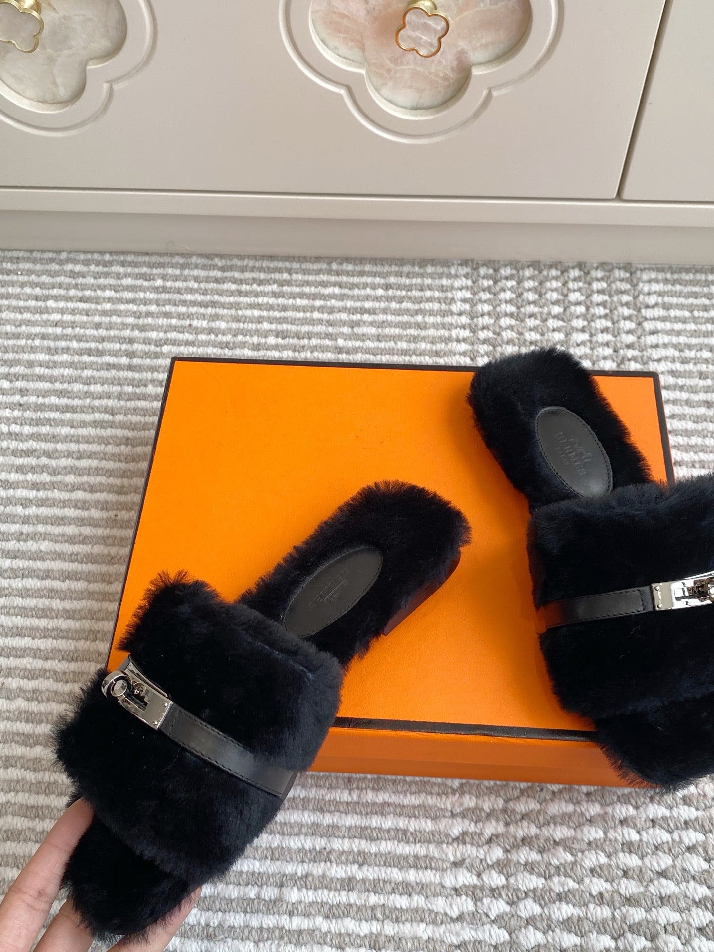 HM 25S GIULIA SANDAL IN BLACK SHEARLING WITH SILVER HARDWARE