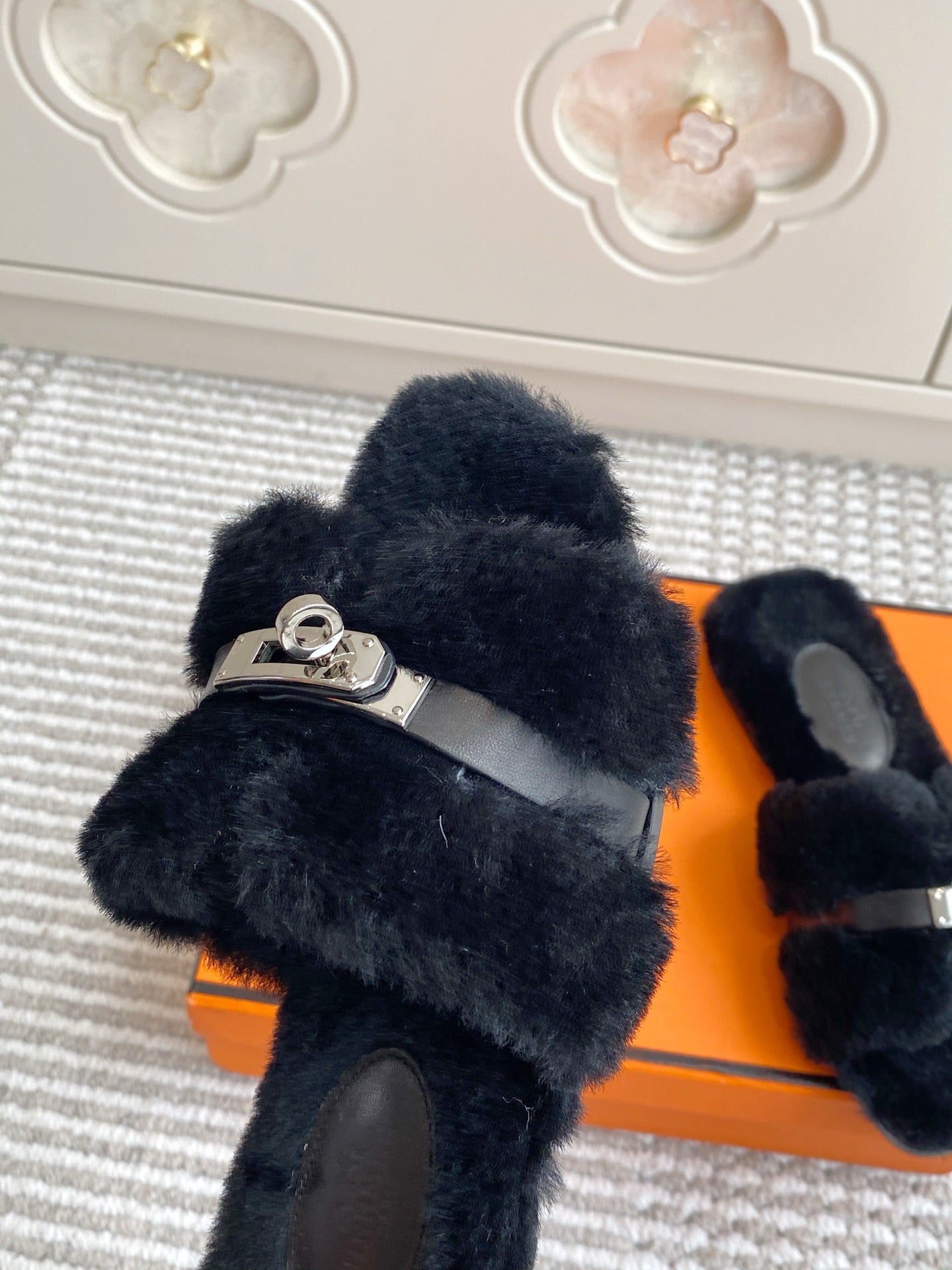 HM 25S ECLAIR SANDAL IN BLACK SHEARLING WITH SILVER HARDWARE