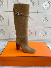 HM 25S TALL BOOTS 90 MM IN WARM BEIGE GOLD SUEDE