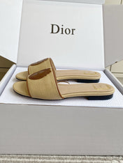 DIOR 26S D-BADGE FLAT SLIDE SANDALS IN BEIGE RAFFIA AND BROWN CALFSKIN