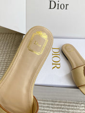 DIOR 26S D-BADGE FLAT SLIDE SANDALS IN BEIGE RAFFIA AND BROWN CALFSKIN