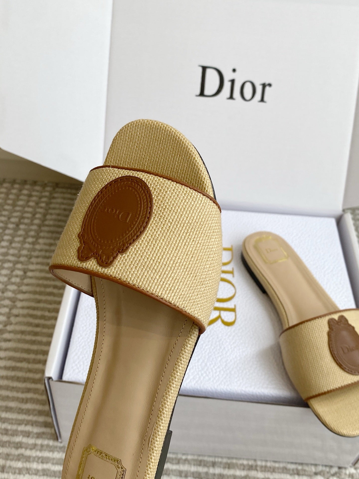 DIOR 26S D-BADGE FLAT SLIDE SANDALS IN BEIGE RAFFIA AND BROWN CALFSKIN