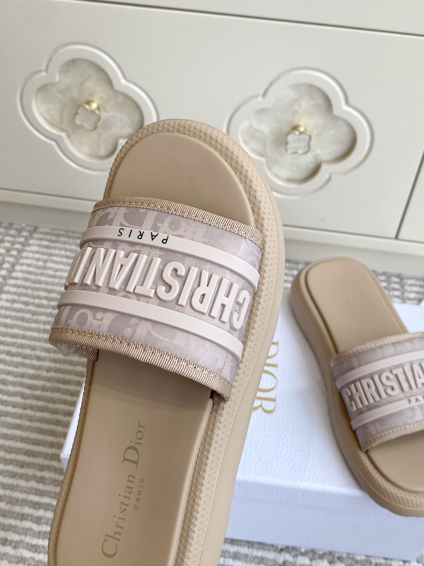DIOR 26S DWAY SLIDES IN BEIGE RUBBER SOLE