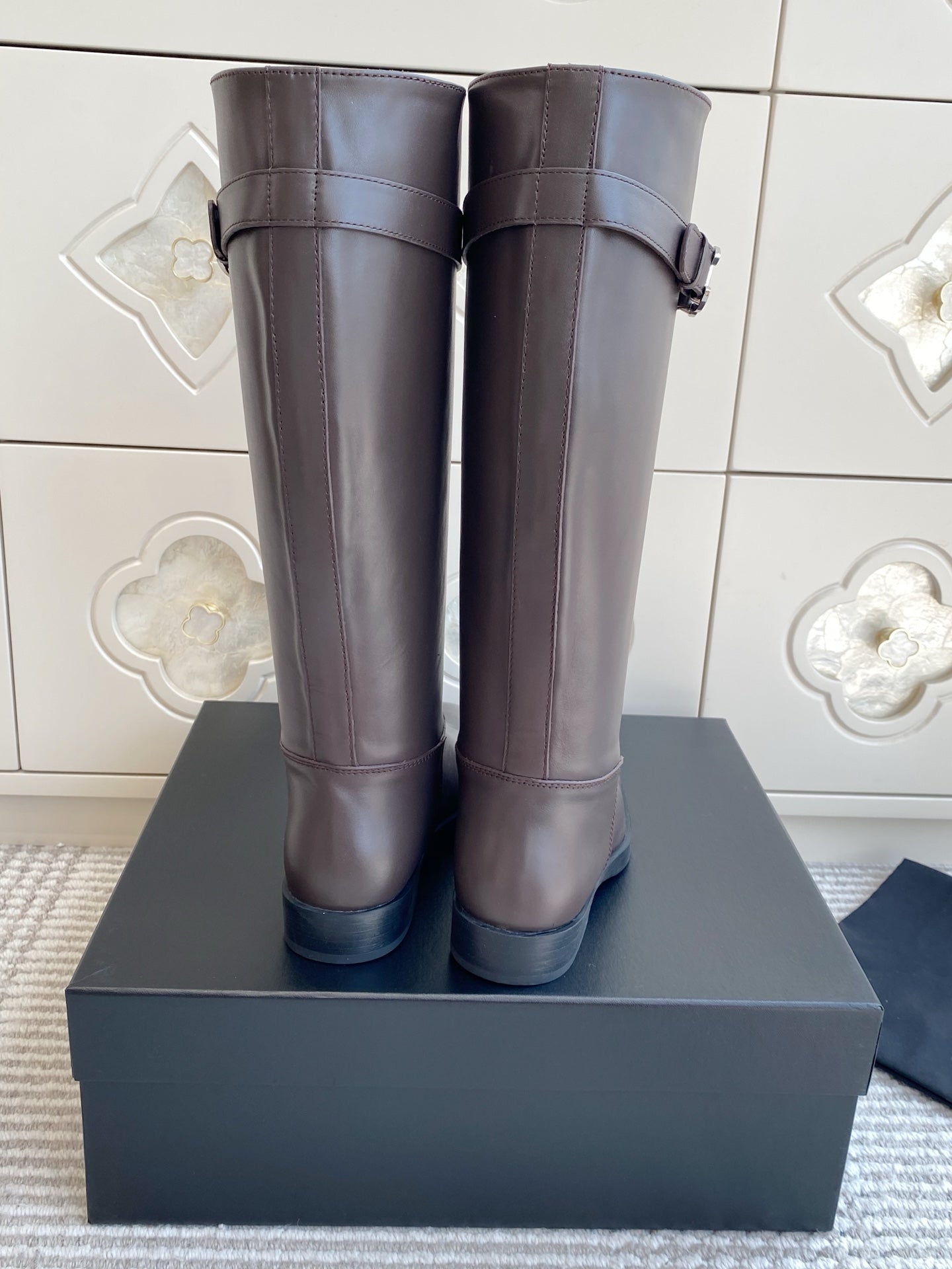 CHANEL 26S KNEE HIGH RIDING BOOTS IN BROWN CALFSKIN GOLD TONE CC LOGO BUCKLE STRAP