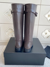 CHANEL 26S KNEE HIGH RIDING BOOTS IN BROWN CALFSKIN GOLD TONE CC LOGO BUCKLE STRAP