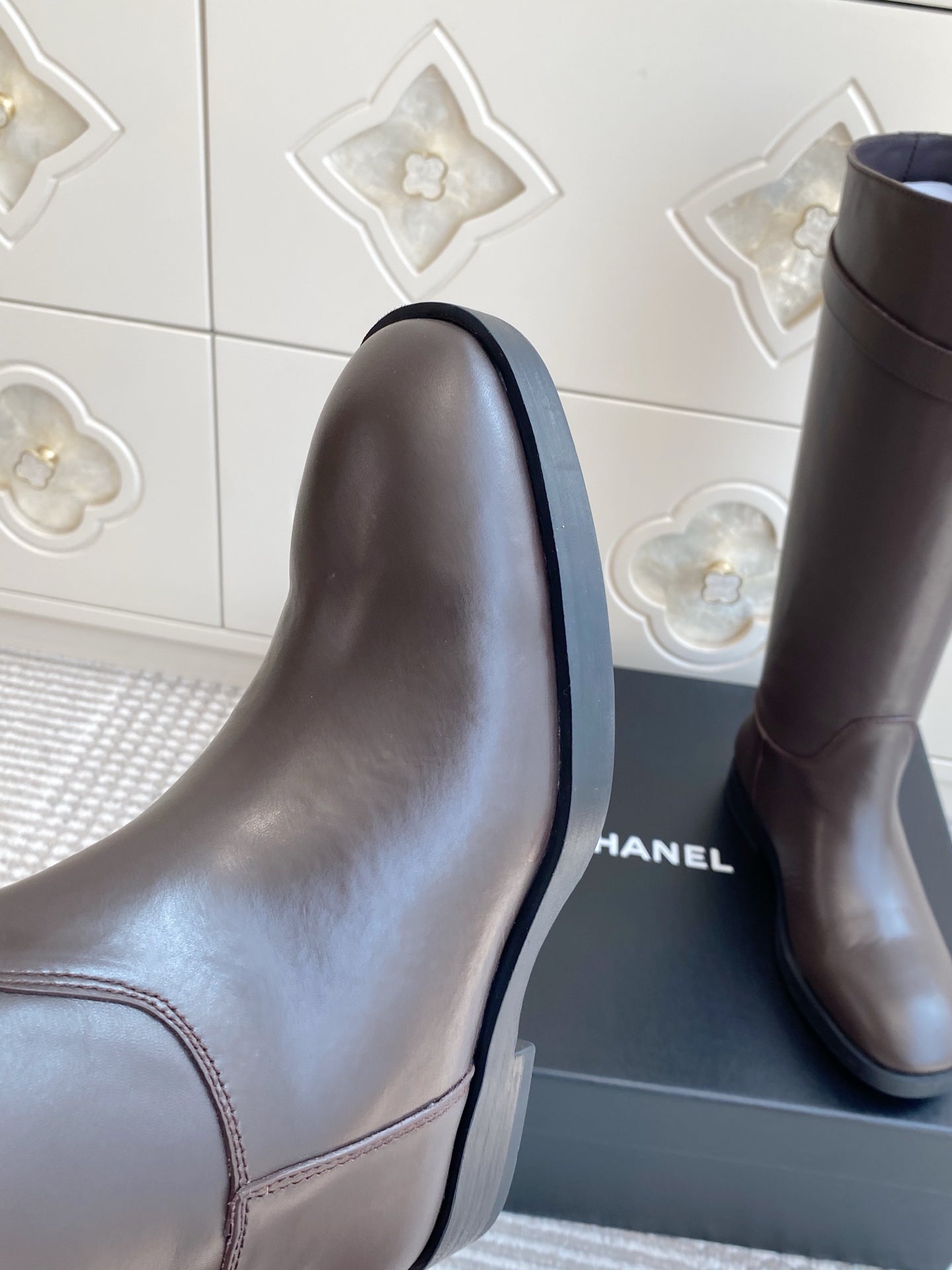 CHANEL 26S KNEE HIGH RIDING BOOTS IN BROWN CALFSKIN GOLD TONE CC LOGO BUCKLE STRAP