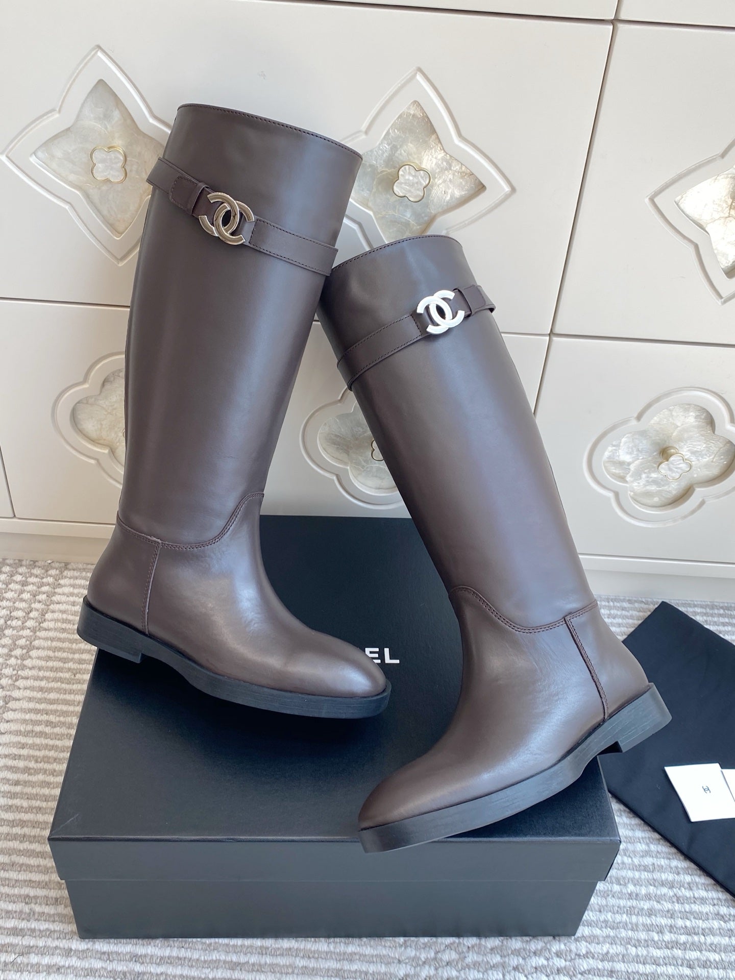 CHANEL 26S KNEE HIGH RIDING BOOTS IN BROWN CALFSKIN GOLD TONE CC LOGO BUCKLE STRAP
