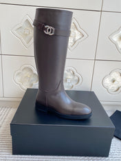 CHANEL 26S KNEE HIGH RIDING BOOTS IN BROWN CALFSKIN GOLD TONE CC LOGO BUCKLE STRAP
