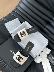 WOVEN SLIDE IN RAFFIA AND BLACK LAMBSKIN