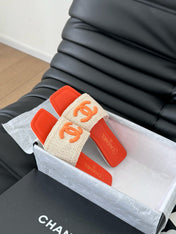 WOVEN SLIDE IN RAFFIA AND VIVID ORANGE LAMBSKIN
