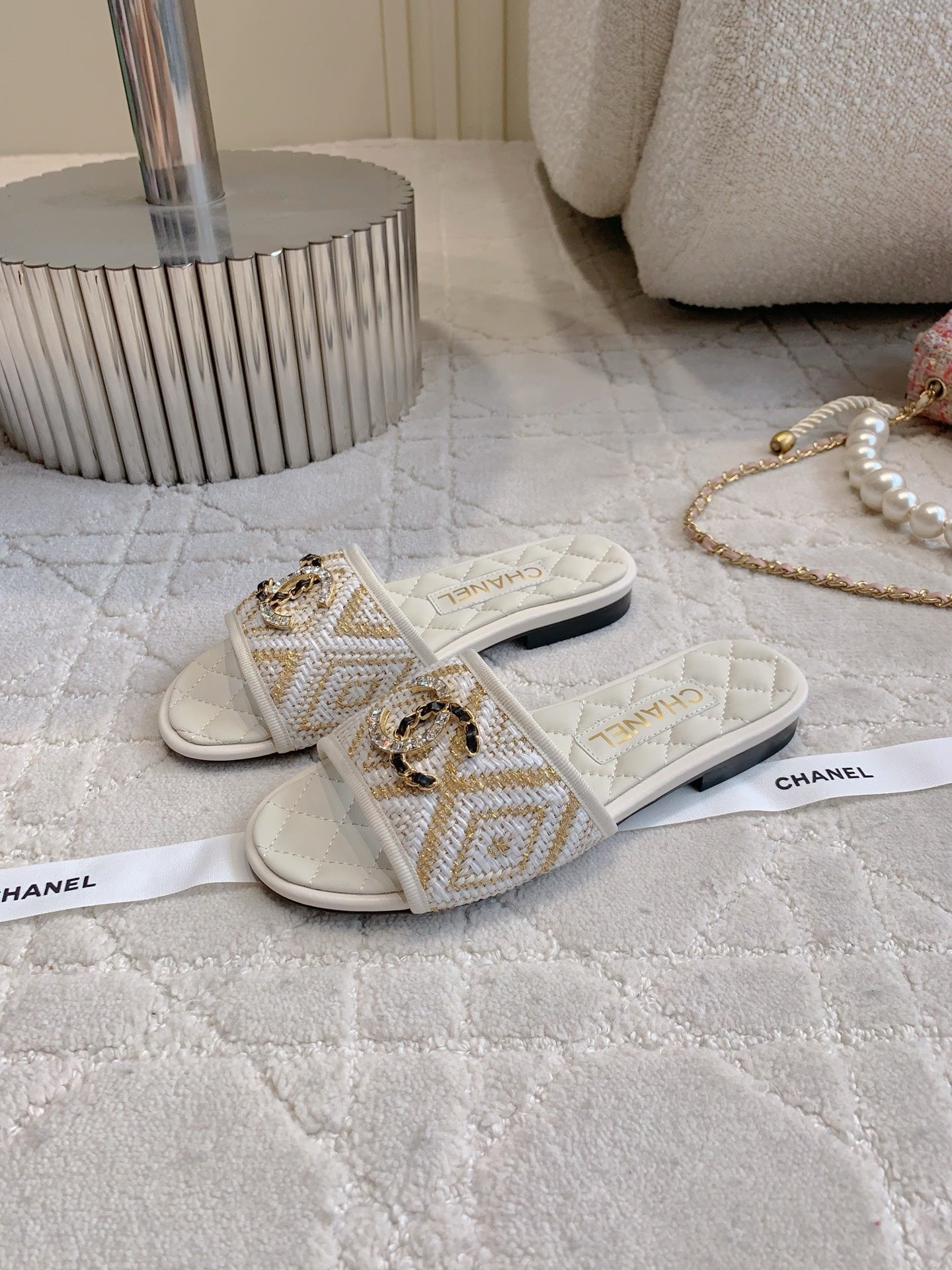 FLAT SANDALS LOGO STONE AND CHAIN IN WHITE LAMBSKIN WITH RAFFIA