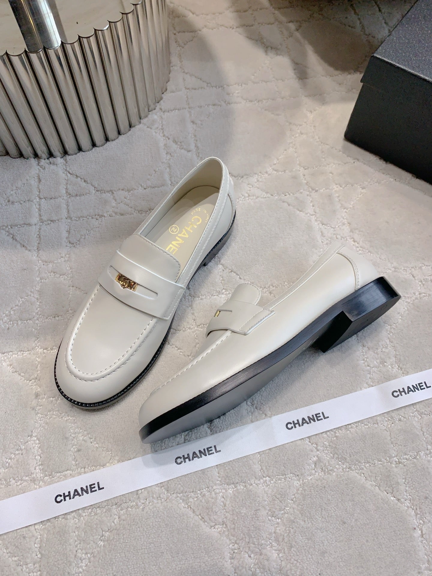 CHANEL 25S MOCCASINS IN WHITE CALFSKIN GOLD HARDWARE
