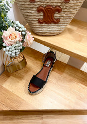 ROCKSTUD FLATFORM SANDAL IN BLACK CALFSKIN