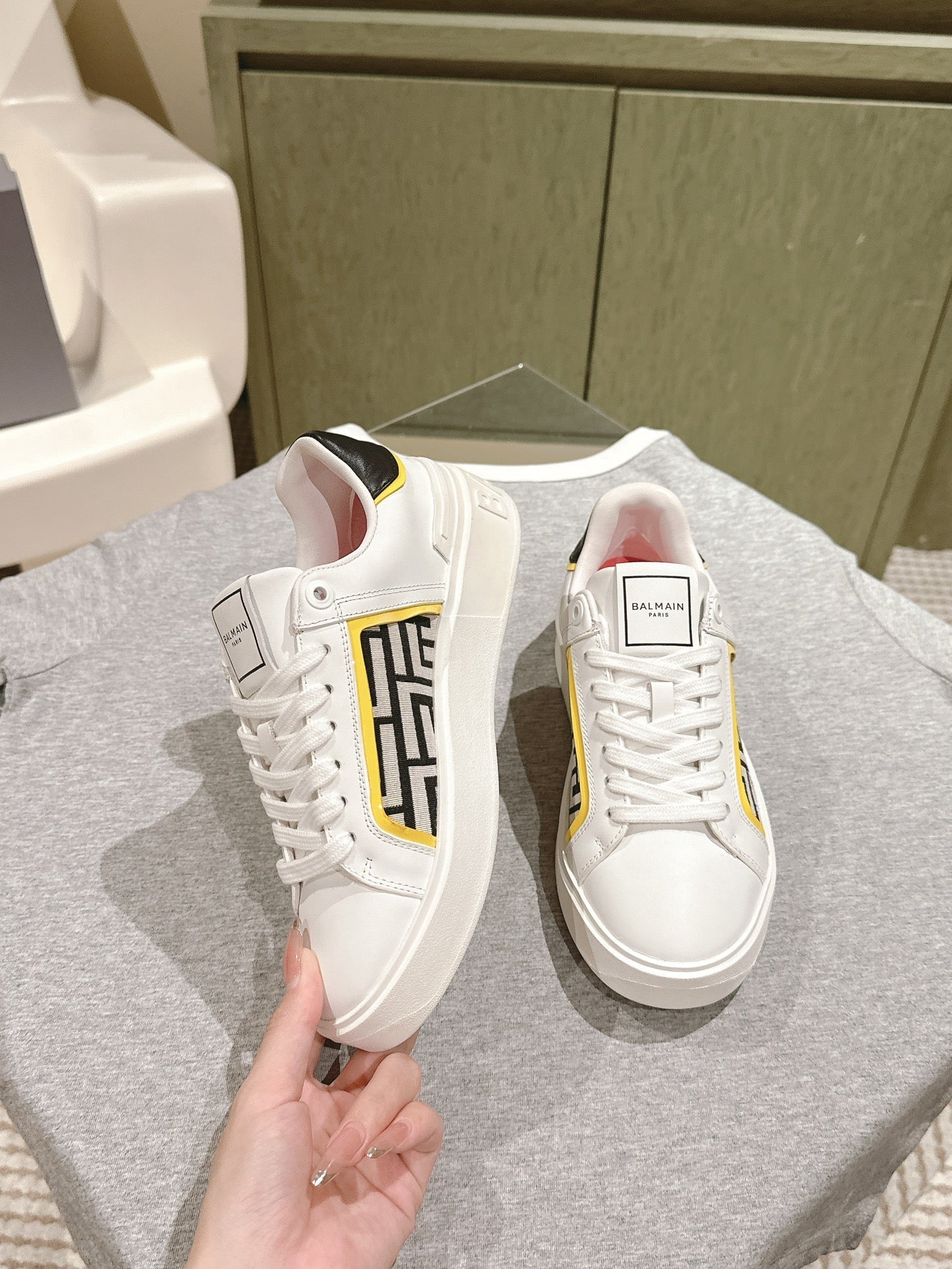 BALMAIN 26S SNEAKERS IN WHITE CALFSKIN AND BEIGE CANVAS