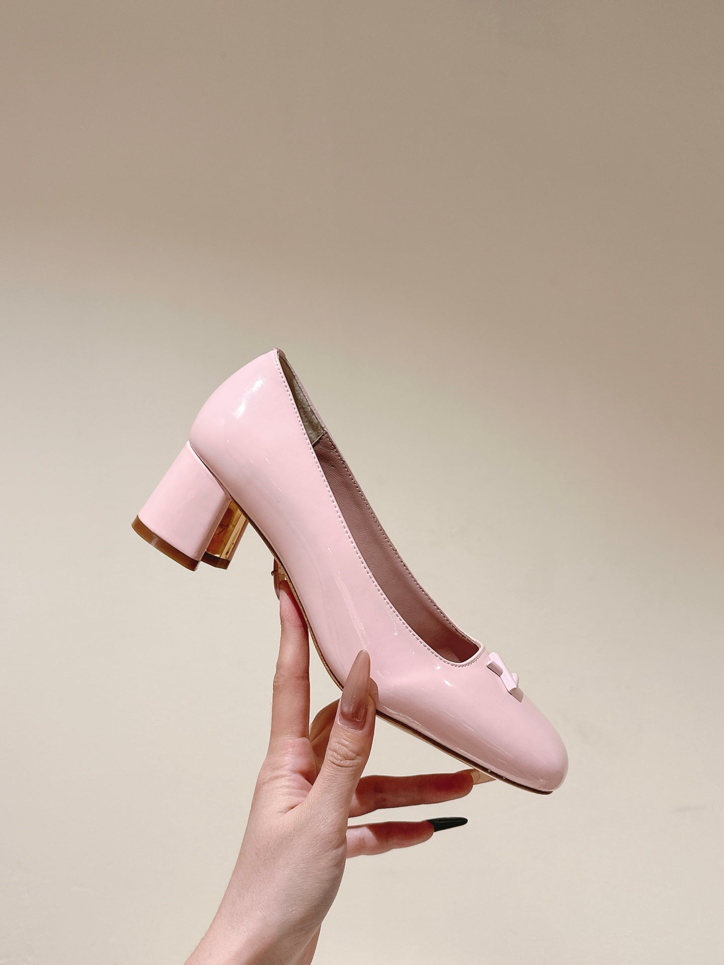 SWING HIGH PUMP 55 MM IN PALE PINK PATENT CALFSKIN