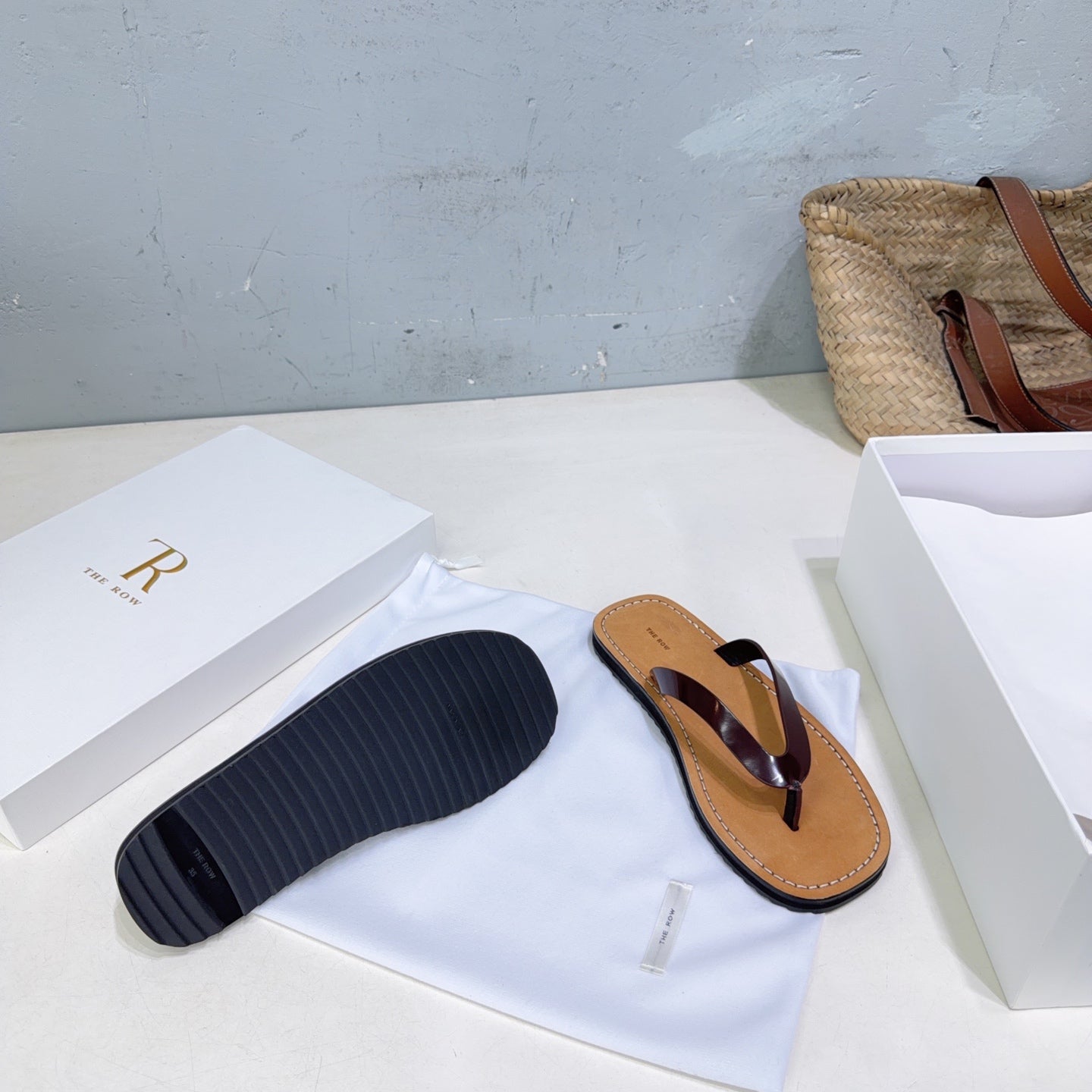 THE ROW 26S THONG SANDALS IN BROWN CALFSKIN DARK BROWN STRAP