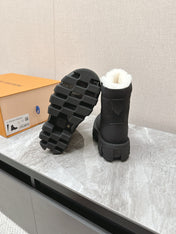 MARTIN ANKLE BOOTS IN BLACK SUEDE AND WHITE SHEARLING LINING