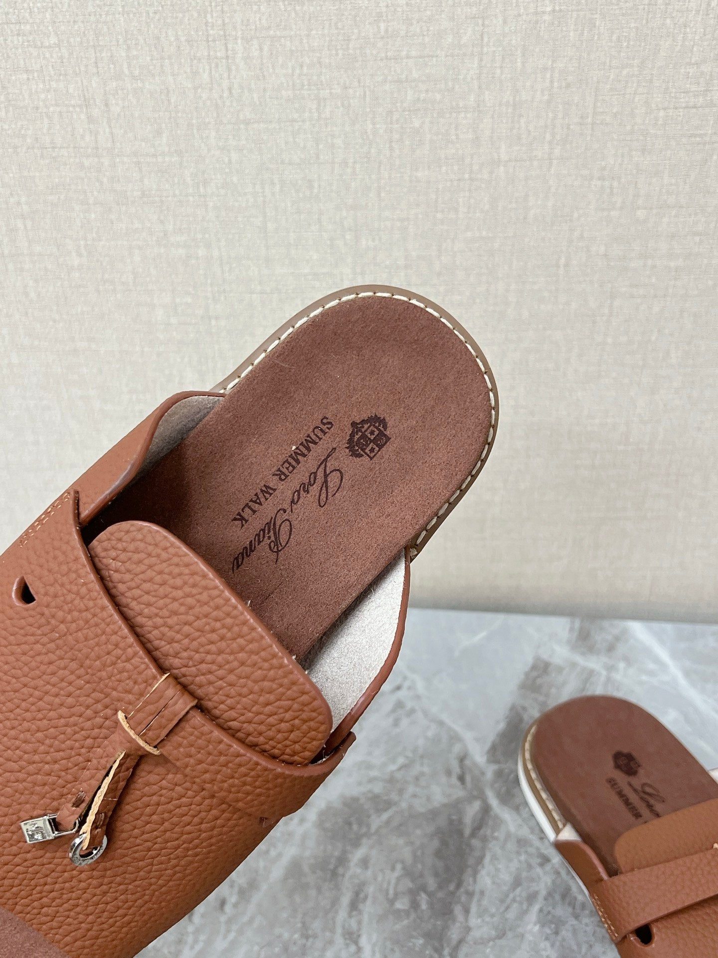 LP 26S LOCK CHARM SLIDES IN CARAMEL BROWN CALFSKIN SILVER HARDWARE
