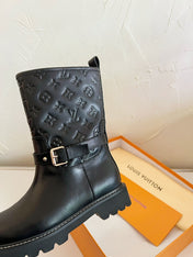 TERRITORY FLAT ANKLE BOOT IN BLACK EMBOSSED CALFSKIN