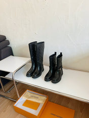 TERRITORY FLAT HIGH BOOT IN BLACK EMBOSSED CALFSKIN