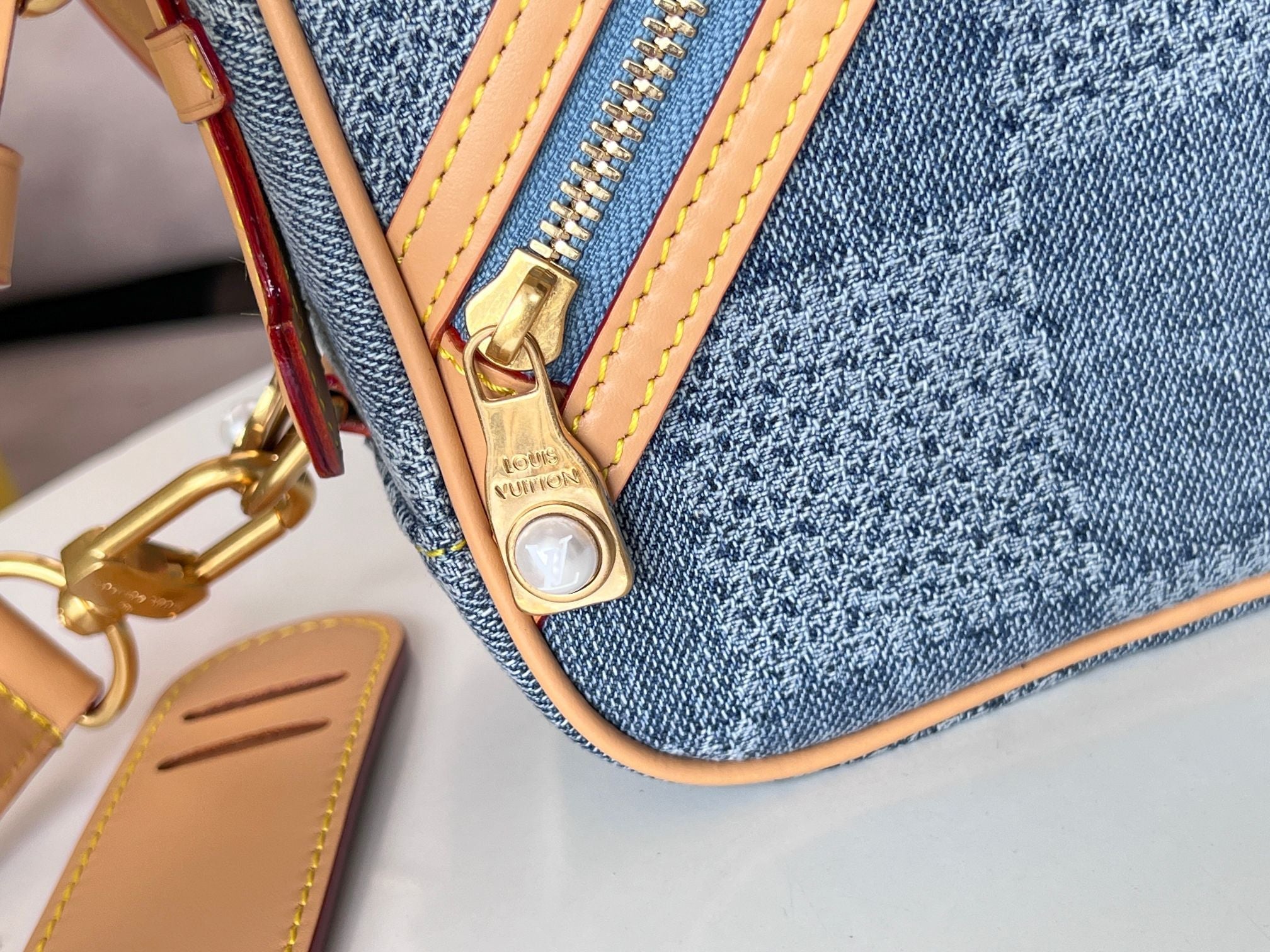 CHESS MESSENGER 24 IN COLUMBIA BLUE DAMIER DENIM 3D
