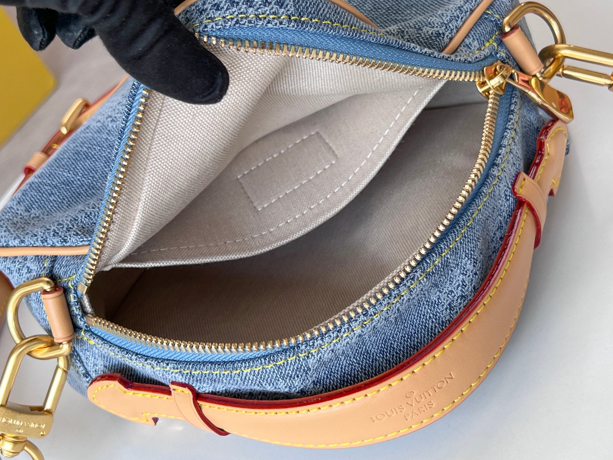 CHESS MESSENGER 24 IN COLUMBIA BLUE DAMIER DENIM 3D