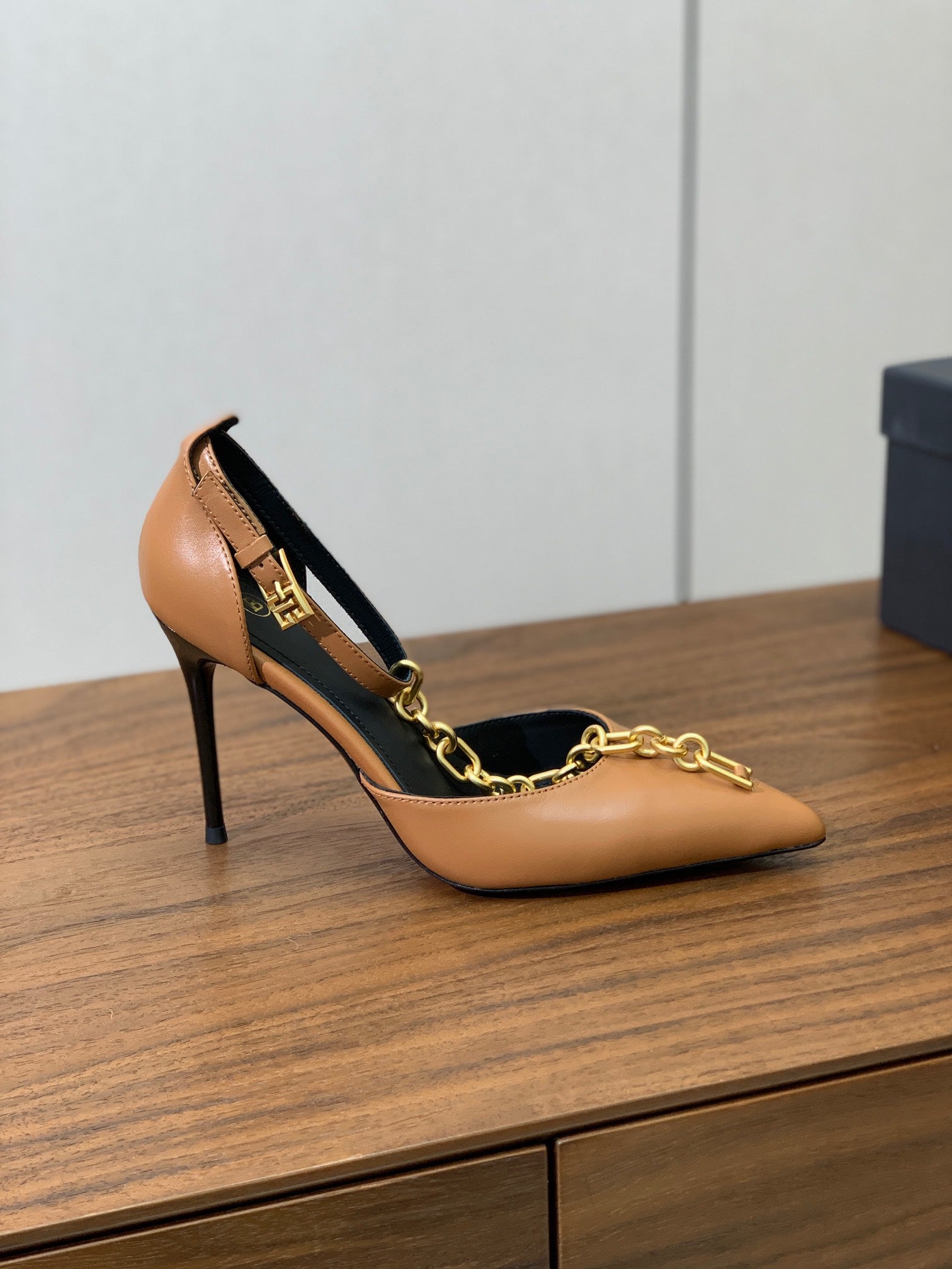 BALMAIN 26S CHAIN HIGH HEELS 95 MM IN LIGHT BROWN CALFSKIN