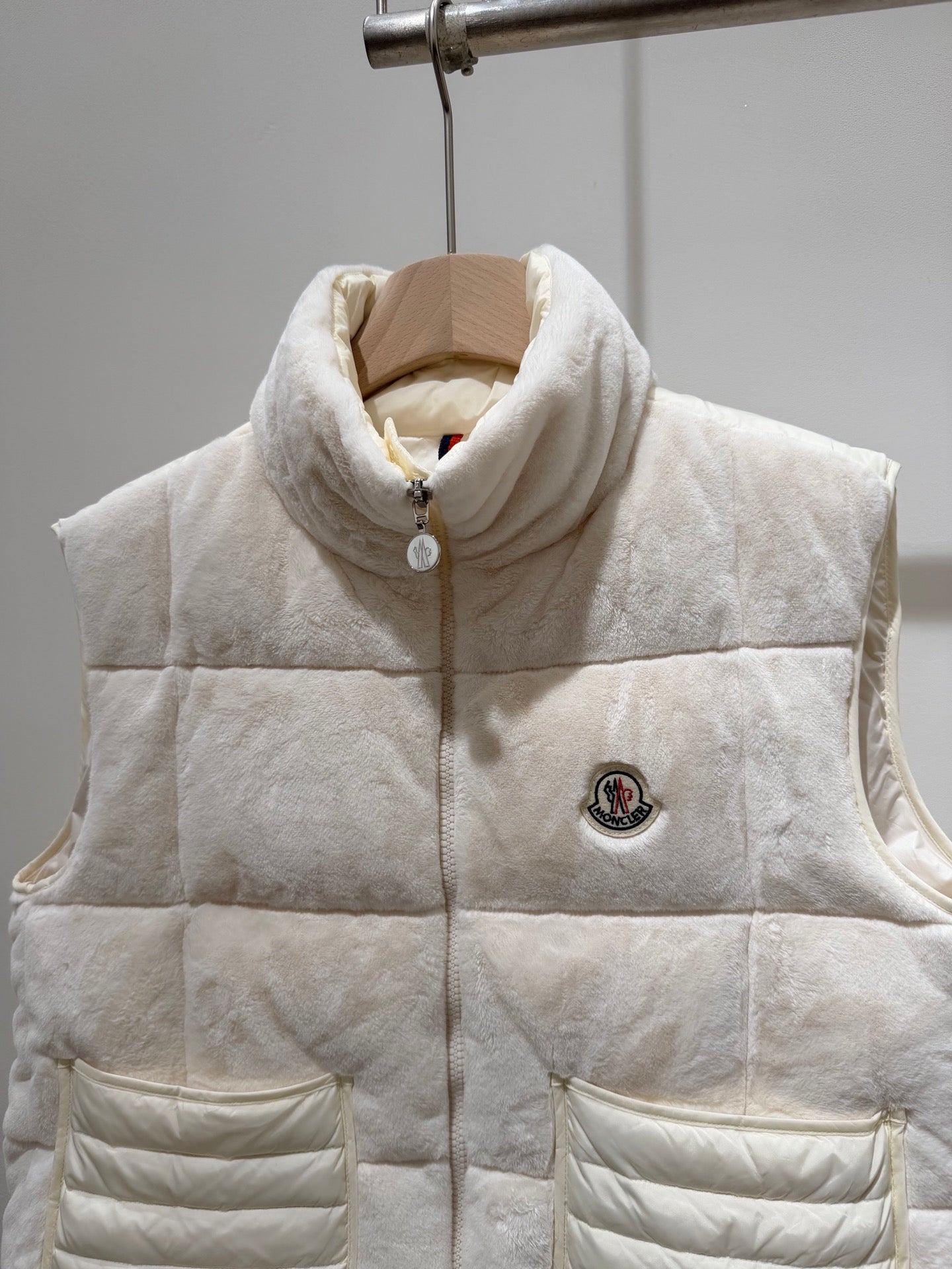 MONCLER 25S DOWN VEST 209