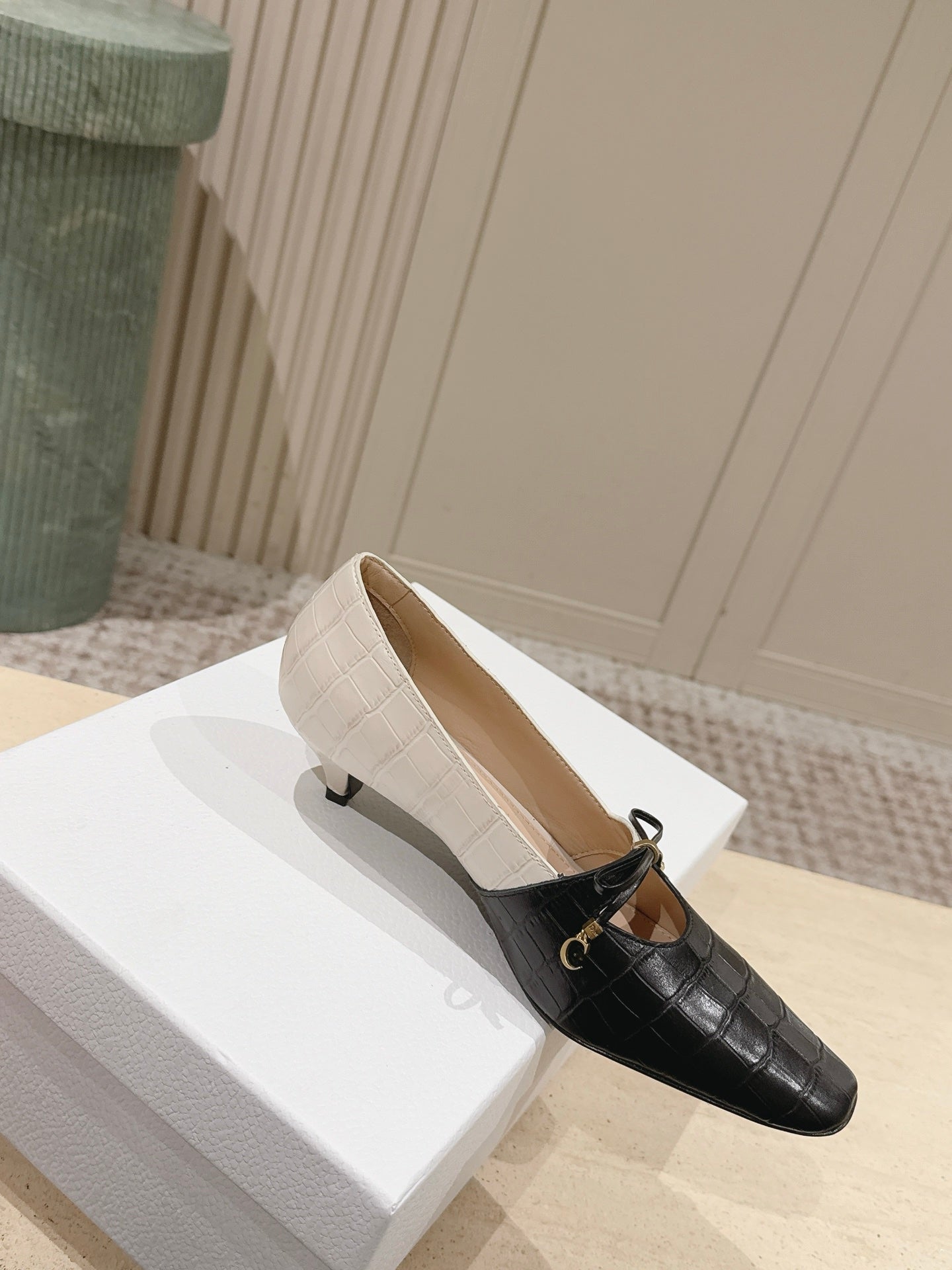 DIOR 26S MARY JANE 40MM IN BLACK AND WHITE CROCODILE EMBOSSED CALFSKIN KITTEN HEELS