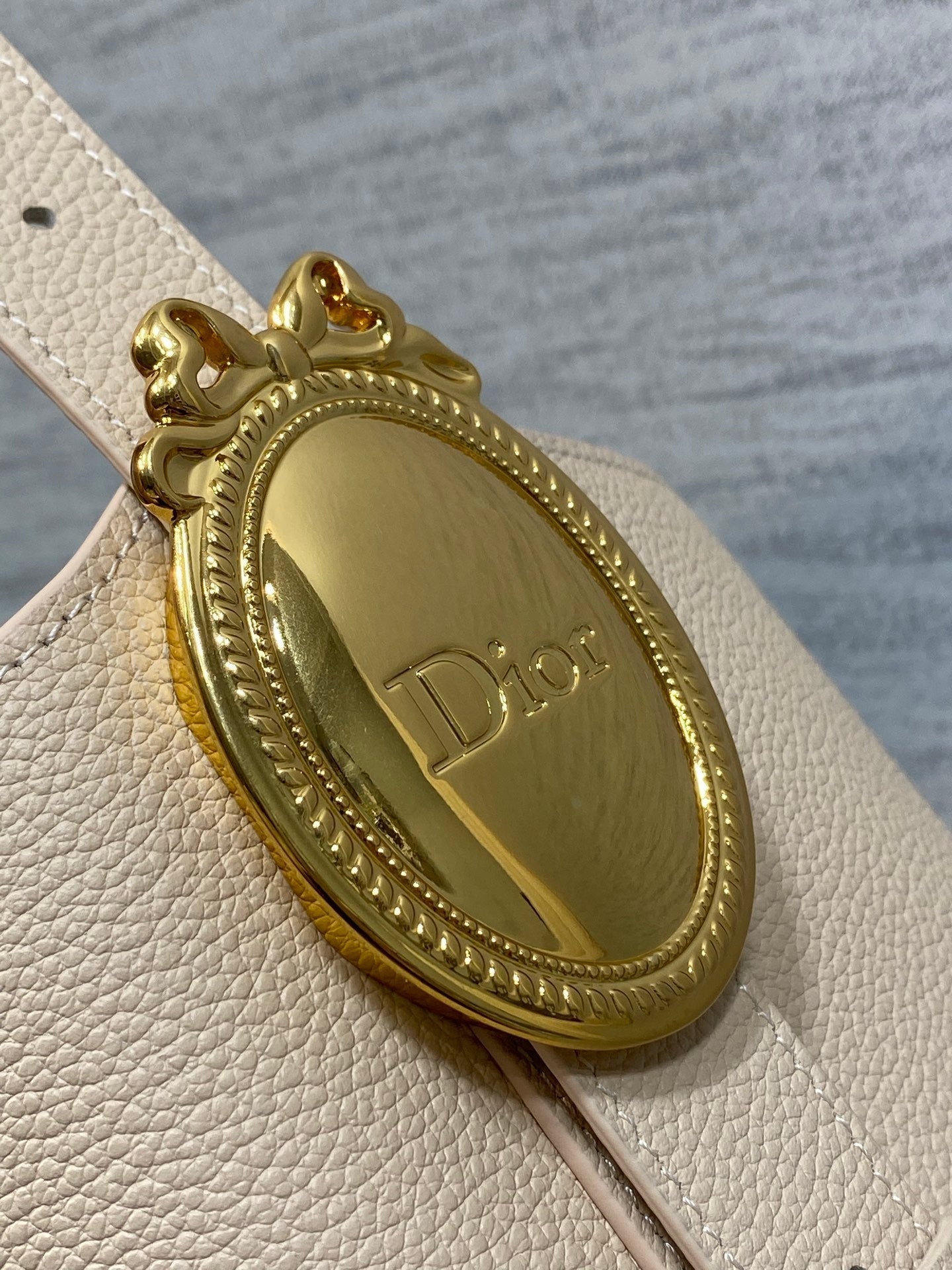 DIOR 26S MEDAILLON BUCKET BAG 26 IN BEIGE CALFSKIN