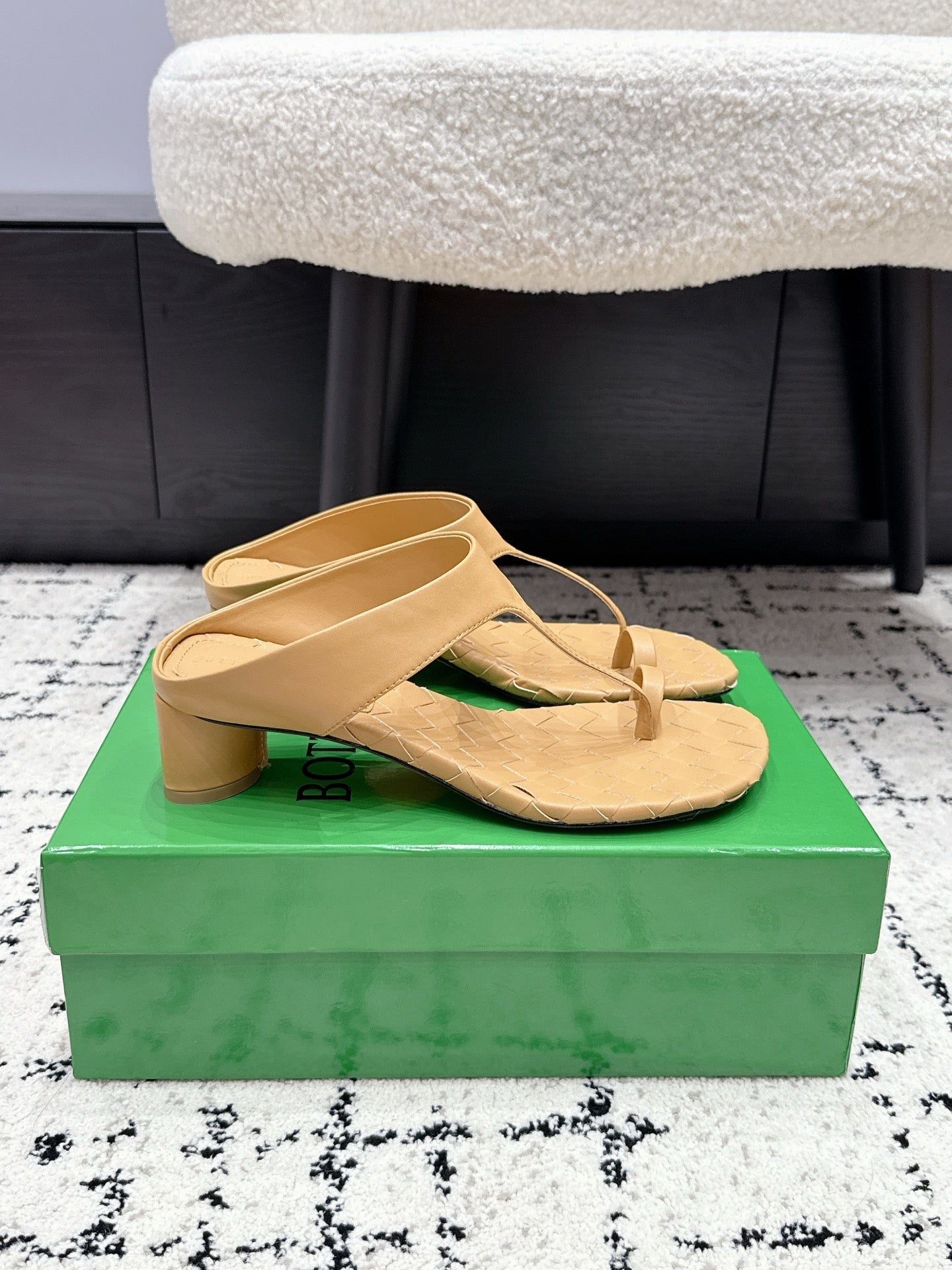 BOTTEGA VENETA 26S HIGH-HEEL THONG SANDALS 40 MM IN DARK BEIGE CALFSKIN